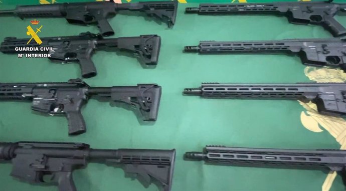 La Operación Brutale se ha saldado con12 registros donde se han requisado 14 rifles tácticos, abundante munición y 13.000 euros en efectivo. Hay 16 personas detenidas y puestas a disposición judicial.