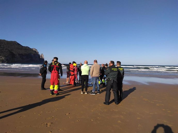 El 112 activa un dispositivo de búsqueda de un kitesurfista en Laredo tras aparecer su tabla en el Puntal