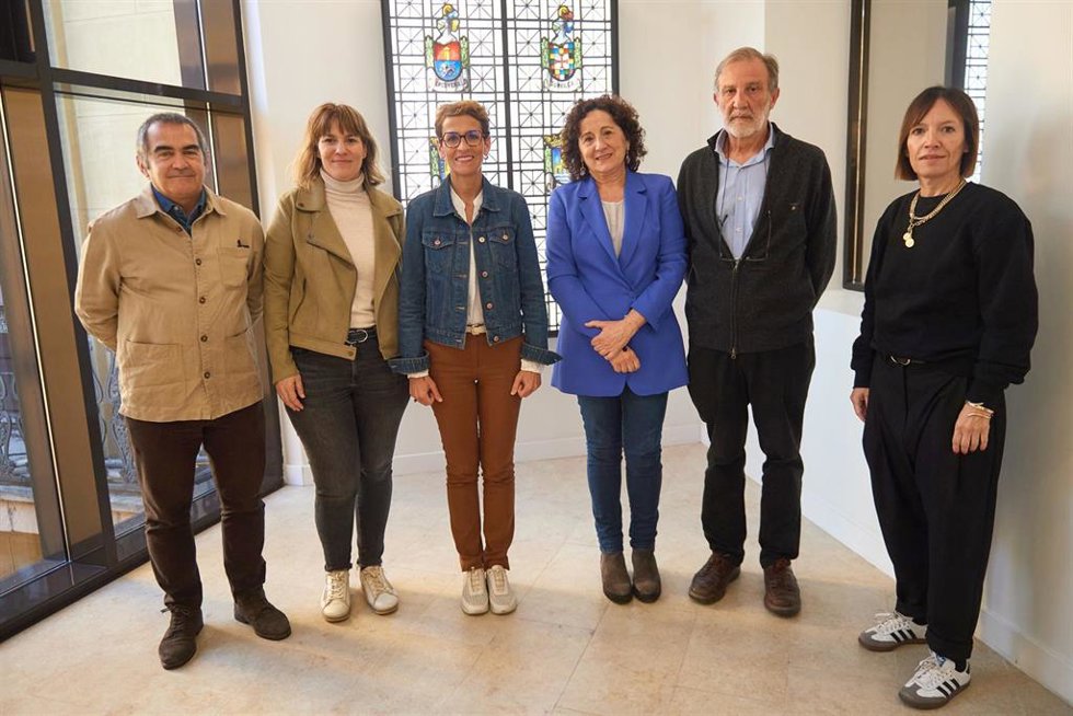 María Chivite y M Carmen Maeztu con representantes de la coordinadora de ONGD de Navarra.