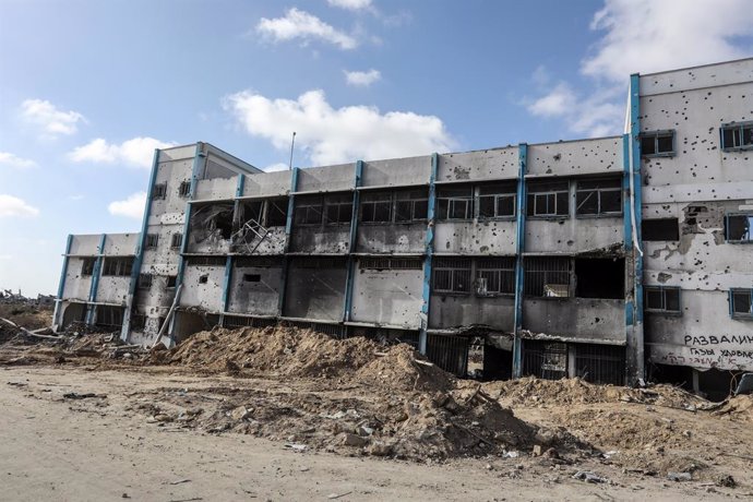 19 April 2024, Palestinian Territories, Khan Yunis: A destroyed United Nations Relief and Works Agency for Palestine Refugees (UNRWA) school seen after the Israeli army withdrew from the town of Abasan, east of the city of Khan Yunis in the southern Gaza 