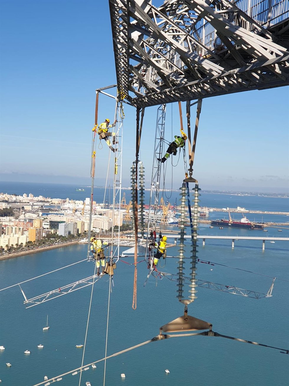 Archivo - Vista de los trabajos para sustituir el cableado de las torres de la Bahía de Cádiz, en imagen de archivo. 