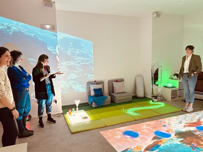 La consejera Maeztu visita la sala Snoezlen, espacio de estimulación multisensorial de la microcooperativa Txiribuelta.