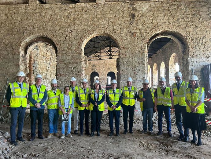 La consejera de Agricultura de la Junta, Carmen Crespo, en la visita a las obras en el antiguo matadero de Pozoblanco para convertirlo en sede de la OCA.