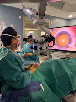 El Hospital de Torrevieja (Alicante) introduce un microscopio oftalmológico con visualización 3D que aumenta la precisión del cirujano