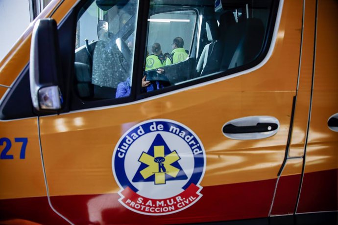 Archivo - Una ambulancia en el exterior de la base de SAMUR-Protección Civil del distrito de Tetuán, a 3 de enero de 2023, en Madrid (España). Durante la visita se ha presentado el nuevo proyecto puesto en marcha para la descontaminación tanto de las base