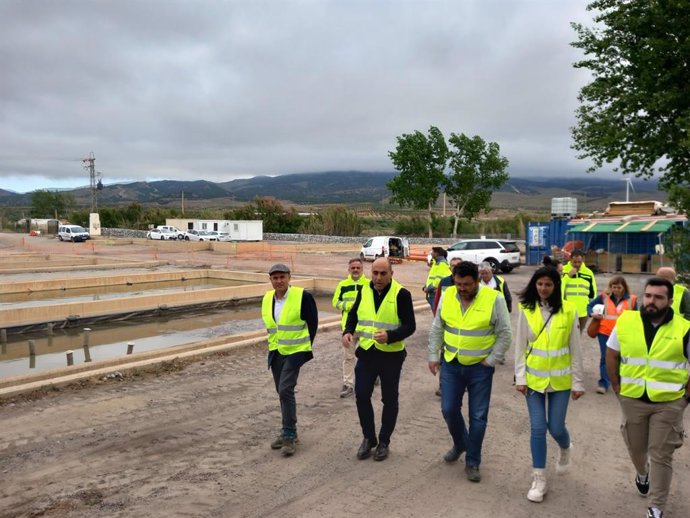 El delegado de Agricultura, Agua, Pesca y Desarrollo Rural, Antonio Mena, ha realizado una visita técnica a la Estación Depuradora de Aguas Residuales de Fiñana, en Almería.