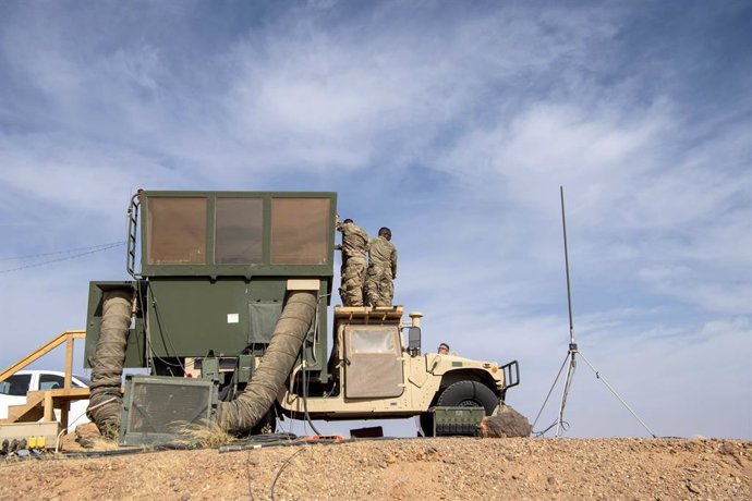 Archivo - January 8, 2024 - Air Base 201, Niger - The 409th Air Expeditionary Group radar, airfield and weather systems team replaces windows in an MSN-7 mobile control tower January. 8, 2024, at Air Base 201, Niger. The mobile control tower is a quick re