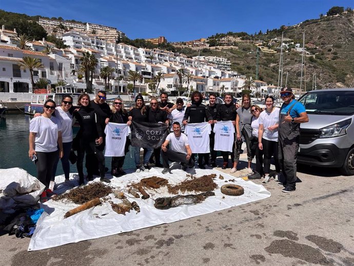 Los voluntarios han retirado del fondo marino cerca de 52 kilos de residuos.