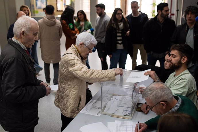 Archivo - Ciudadanos introduciendo su papeleta en la urna durante las elecciones