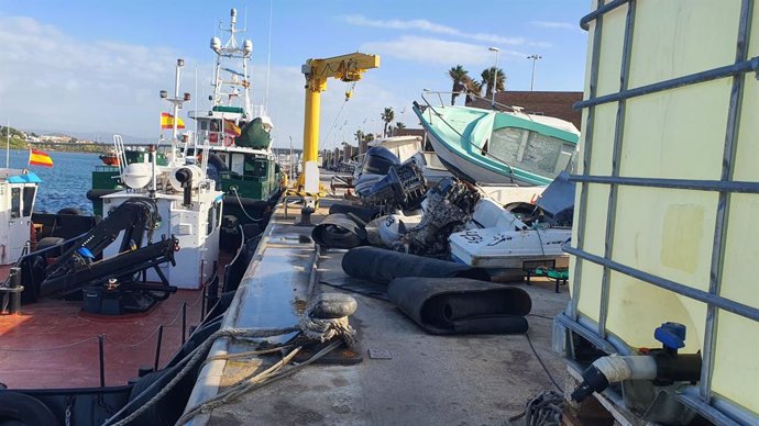 Restos de embarcaciones en el puerto de Algeciras.