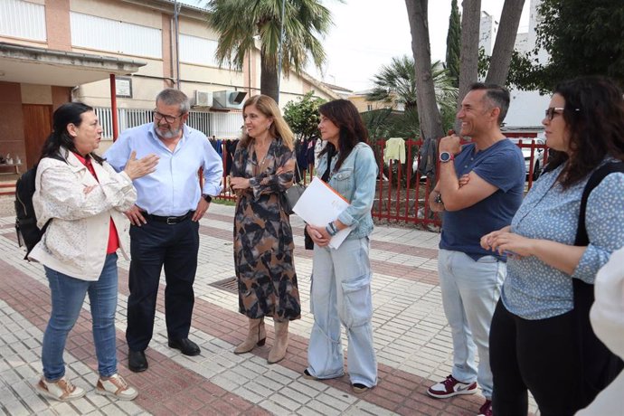 Botella visita el colegio Maestro Enrique Asensi de Puente Genil.