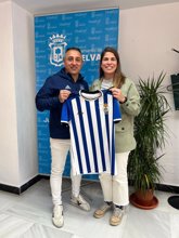 Foto: El Ayuntamiento firma un acuerdo de patrocinio con el Recreativo de Huelva Fútbol Playa