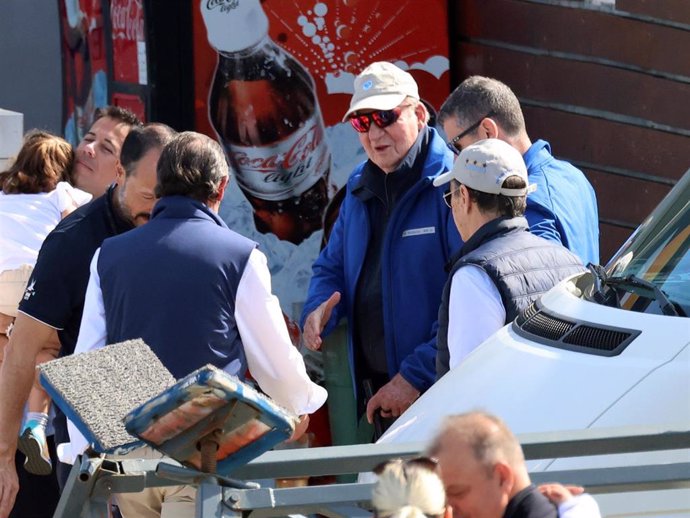 EL REY JUAN CARLOS I LLEGA AL REAL CLUB NÁUTICO DE SANXENXO PARA DISFRUTAR DEL PRIMER DÍA DE REGATAS