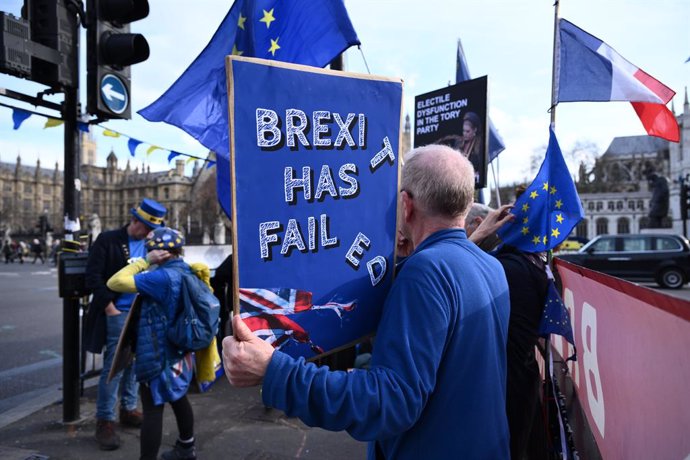 Archivo - March 20, 2024, London, England, United Kingdom: Anti-brexit protestors stage a demonstration outside parliament. The protestors spoke out against the Conservative party and its lack of democracy