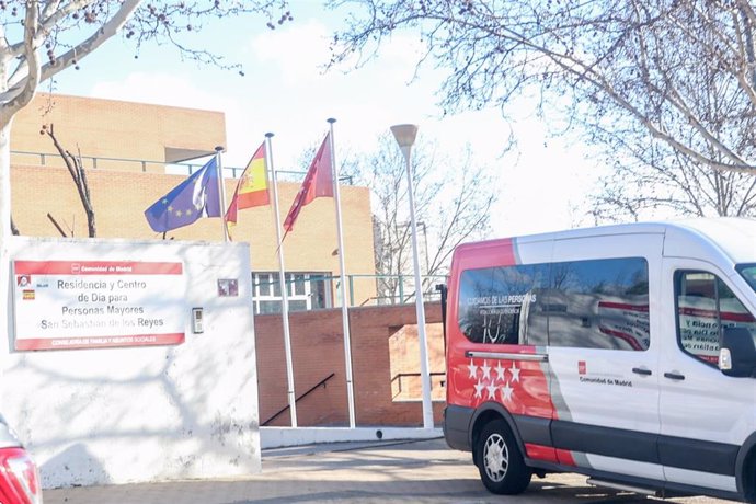 Archivo - Uno de los accesos a la residencia pública de mayores Moscatelares, a 4 de marzo de 2024, en San Sebastián de los Reyes, Madrid (España). La Policía Nacional ha detenido a un cuidador de 42 años por agredir sexualmente a una anciana de 100 años 