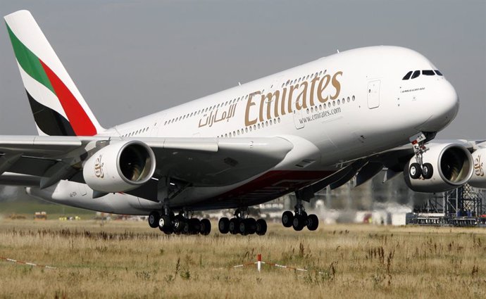 Archivo - The first Airbus A380, which was delivered to the Arab airline Emirates at the Airbus plant in Hamburg-Finkenwerder, takes off from the factory airport in Finkenwerder towards Dubai. 