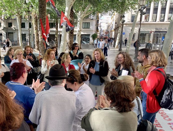 La portavoz de Podemos-IU en el Ayuntamiento de Sevilla, Susana Hornillo, con las trabajadoras de Atención Domiciliaria acampadas en la Plaza Nueva desde hace 20 días.
