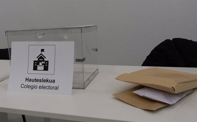 Urna en un colegio electoral de Bilbao