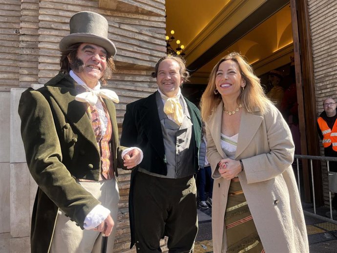 La alcaldesa de Zaragoza, Natalia Chueca, junto al actor que interpreta a Francisco de Goya, a las puertas del Ayuntamiento.