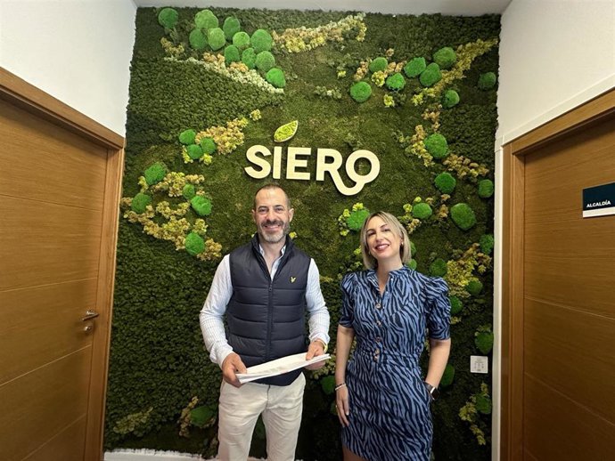 El alcalde de Siero, Ángel García, y la concejala de Fondos Europeos, Susana Madera, en rueda de prensa.