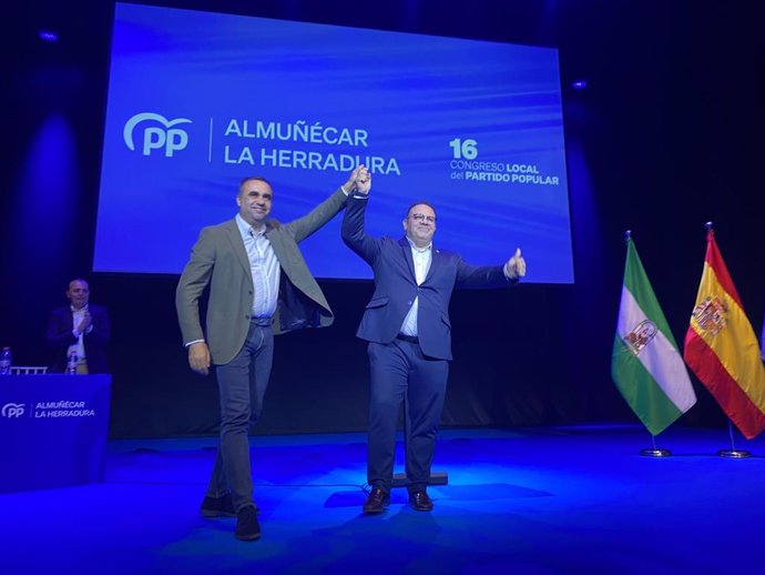 El nuevo presidente del PP de Almuñécar (Granada), Juanjo Ruiz Joya, con el presidente del PP de Granada, Francis Rodríguez.