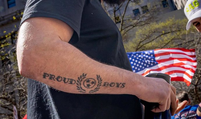 Seguidor de los Proud Boys en el juicio a Donald Trump en Nueva York 