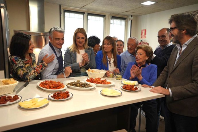 El candidato del PP a lehendakari, Javier de Andrés, comparte un aperitivo con candidatos y equipo de campaña.