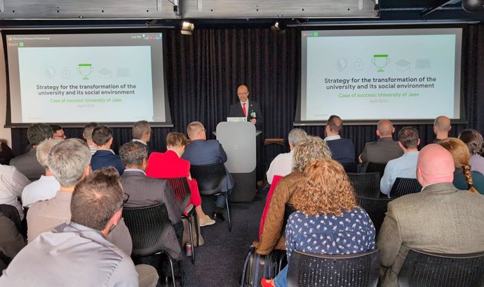 El vicerrector de Formación Permanente, Tecnologías Educativas e Innovación Docente, Francisco Rosa, en su intervención en la EMEA en Google en Londres.