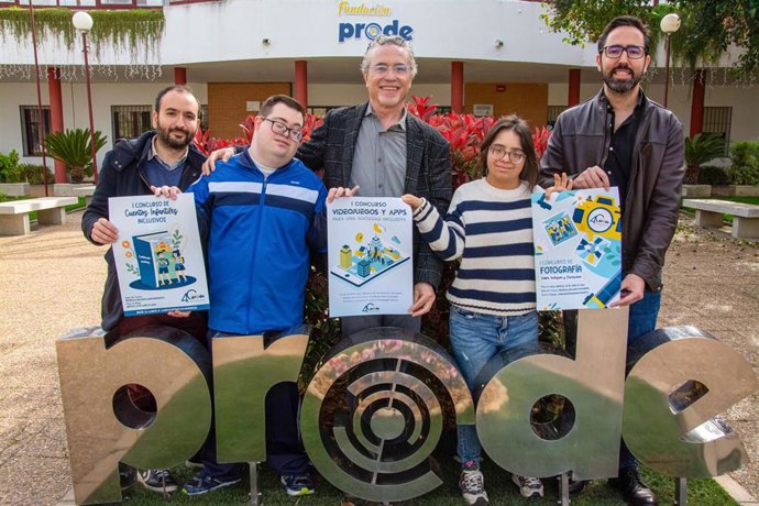 Resposables de Prode y usuarios de sus servicios muestran los carteles de los concursos conmemorativos del 40º de la funcación.