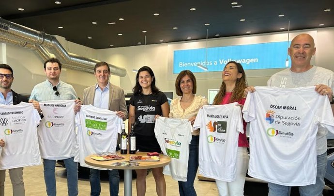 Magdalena Rodríguez y Óscar Moral acompañan a la jugadora de pádel segoviana, Jimena Velasco, en la presentación de sus patrocinadores