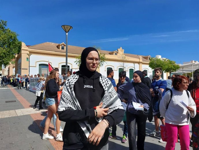 La activista y miembro de Mallorca per Palestina May Kharraz atiende a los medios, durante la cadena humana realizada este sábado en Palma para pedir "un alto al fuego permanente" en Gaza