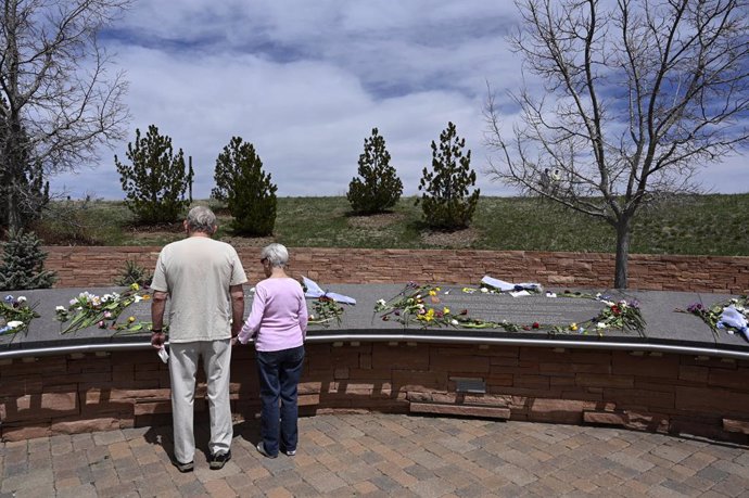 Archivo - April 20, 2019 - Littleton, Colorado, U.S. - A couple views plaques with flowers and individual descriptions of victims at the Columbine Memorial in Littleton, Colorado, April 20, 2019. April 20 marked the 20-year anniversary of the 1999 Columbi