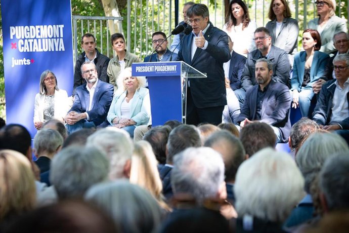 El expresidente de la Generalitat y candidato de Junts+ a las elecciones catalanas, Carles Puigdemont, interviene durante un acto de campaña de Junts+, en el Théâtre de Verdure