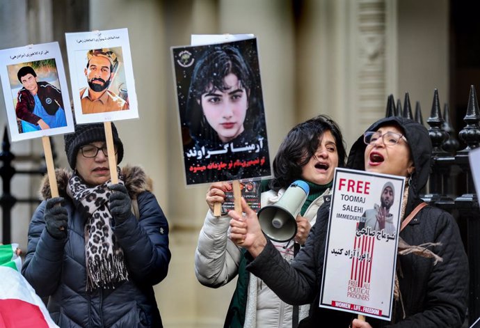 Archivo - December 9, 2023, London, United Kingdom: Protesters gather outside the United Nations Office off Whitehall and hold up placards of those that have been imprisoned and killed by the regime in Iran. Protesters call on the United Nations to uphold