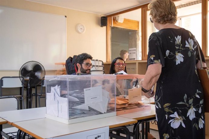 Archivo - Una mujer introduce su voto en la urna durante las elecciones generales del 23J