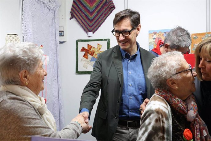 El candidato del PSC a las elecciones catalanas, Salvador Illa, en una visita a las fiestas de primavera de L'Hospitalet de Llobregat (Barcelona), el 20 de abril de 2024.