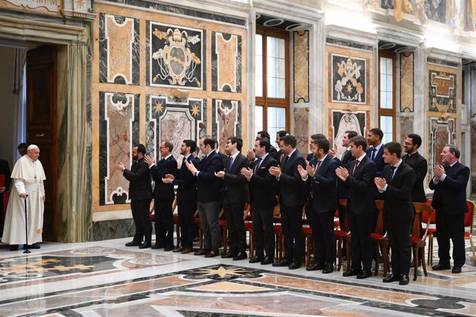 El Papa Francisco, en la audiencia privada mantenida con seminaristas y formadores del Seminario Metropolitano y el Seminario Redemptoris Mater de Sevilla, acompañados del arzobispo José Ángel Saiz Meneses.