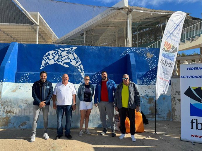 El Consell colabora en una jornada de limpieza del litoral en la playa Costa d'en Blanes