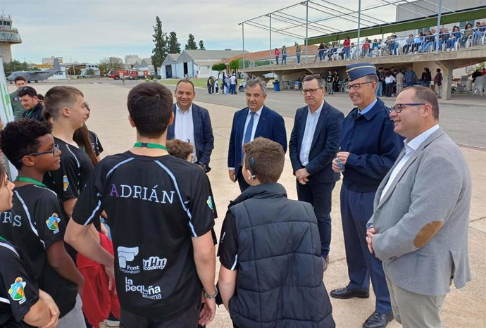 El consejero de Medio Ambiente, Universidades, Investigación y Mar Menor, Juan María Vázquez, junto con el coronel jefe de la Base Aérea de Alcantarilla, Alberto José Lens, asistió a la celebración del Desafío III CanSat Región de Murcia.