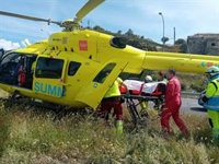 Cuatro motoristas heridos, uno muy grave, al colisionar con un turismo en Navalagamella