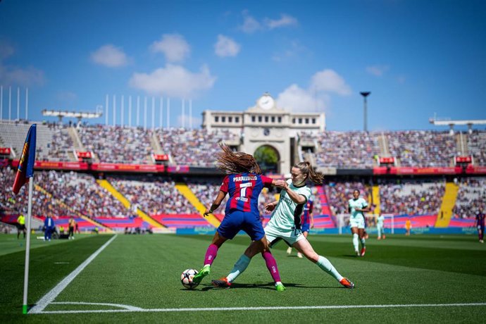 La jugadora blaugrana Salma Paralluelo en una acción del partido entre el Barça Femení y el Chelsea en Montjuïc, en la ida de las semifinales de la Liga de Campeones femenina