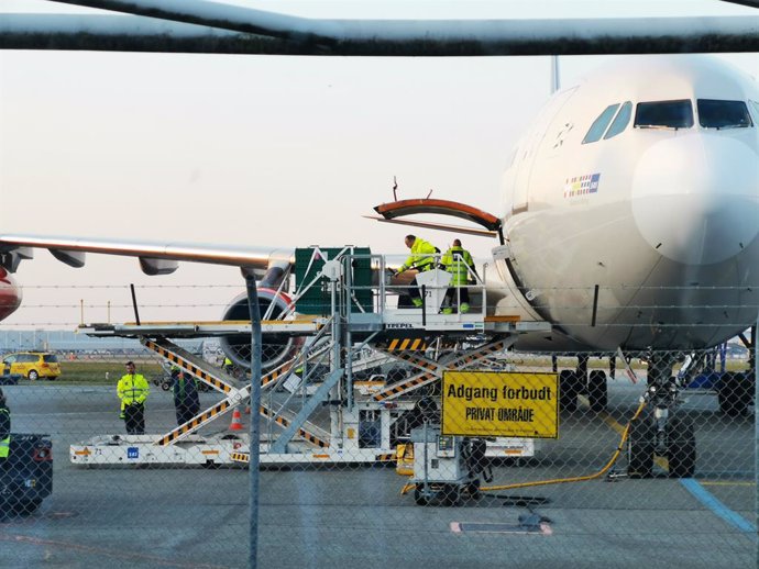 Archivo - COPENHAGEN, April 5, 2019  Xing Er and Mao Er, two giant pandas from China, are unloaded from a cargo plane at Kastrup airport in Copenhagen, Denmark, on April 4, 2019. After arriving in Copenhagen on Thursday, the pair of giant pandas Xing Er, 