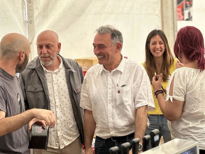 El portavoz de IU, Enrique Santiago,  y el portavoz de IU Andalucía y secretario general del PCA, Ernesto Alba, en el segundo día de la 24 edición de la Fiesta del PCA celebrada en Córdoba.