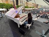 Foto: El piano que usaba Elton John en sus giras europeas resuena en la Plaza Belluga de Murcia