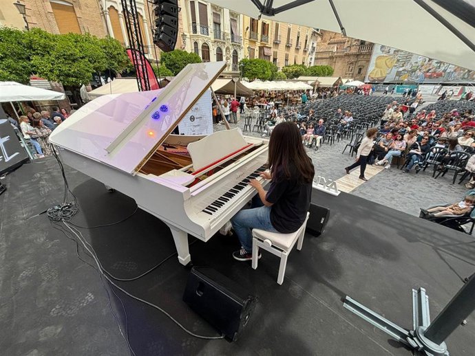 El piano que usaba Elton John en sus giras europeas resuena en la Plaza Belluga de Murcia
