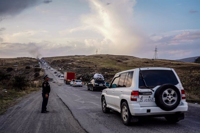 Archivo - September 29, 2023, Near Goris, Armenia: A line of cars, including cars packed with personal belongings seen along the highway to Goris, Armenia. Ethnic Armenians from Nagorno-Karabakh have registered in different cities of Armenia, including Va