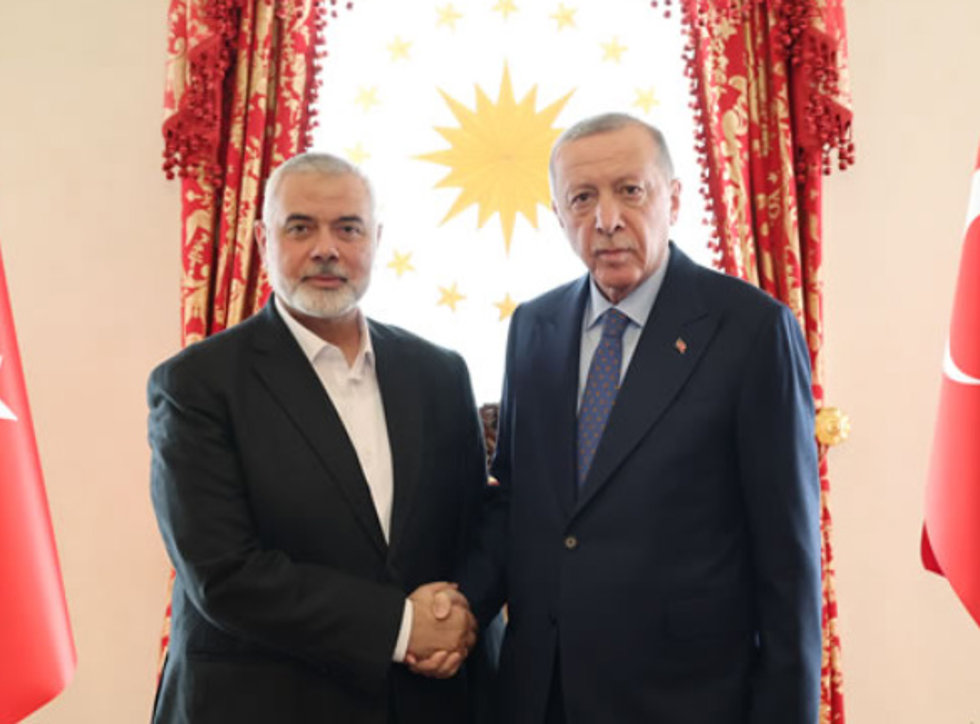 El líder político de Hamás, Ismail Haniye (I) con el presidente de Turquía, Recep  Tayyip Erdogan