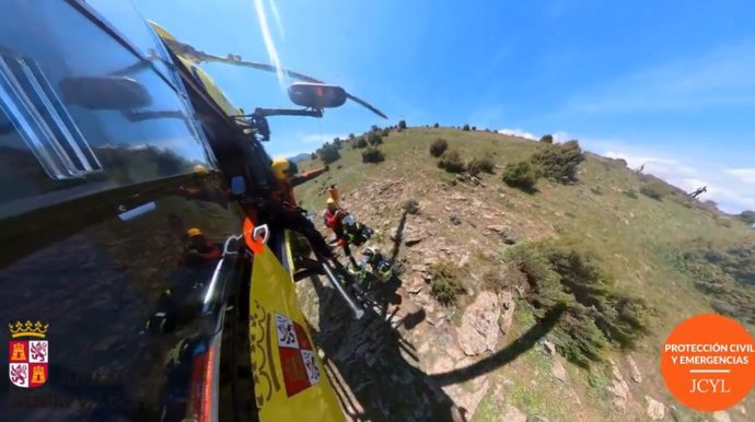 Rescate del piloto de un parapente herido tras sufrir una caída en el despegue en la zona de vuelo de Cebreros (Ávila)