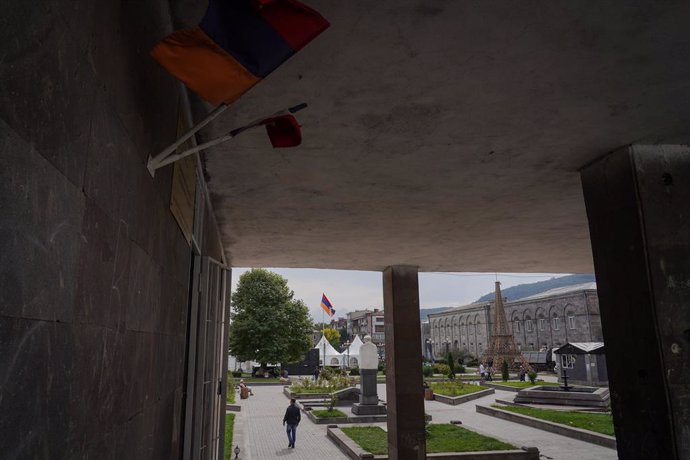 Archivo - October 2, 2023, Goris, Armenia: The flag of Armenia is seen hanging in a building while flag of Republic of Nagorno-Karabakh is hoisted in the main square of Goris. Armenia reported on the 3rd October that around 100,625 refugees have arrived f