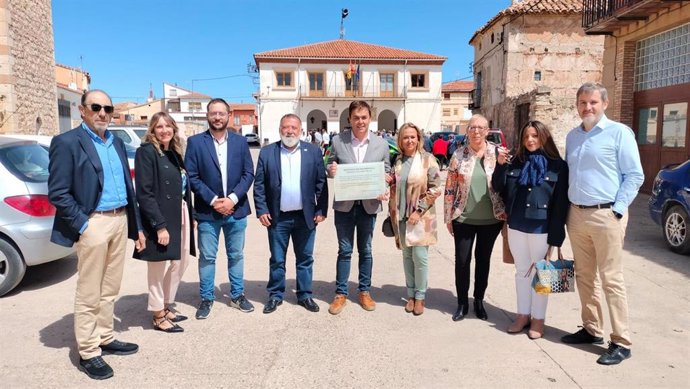 Particpación de los socialistas en una fiesta popular en Perales de Alfambra.